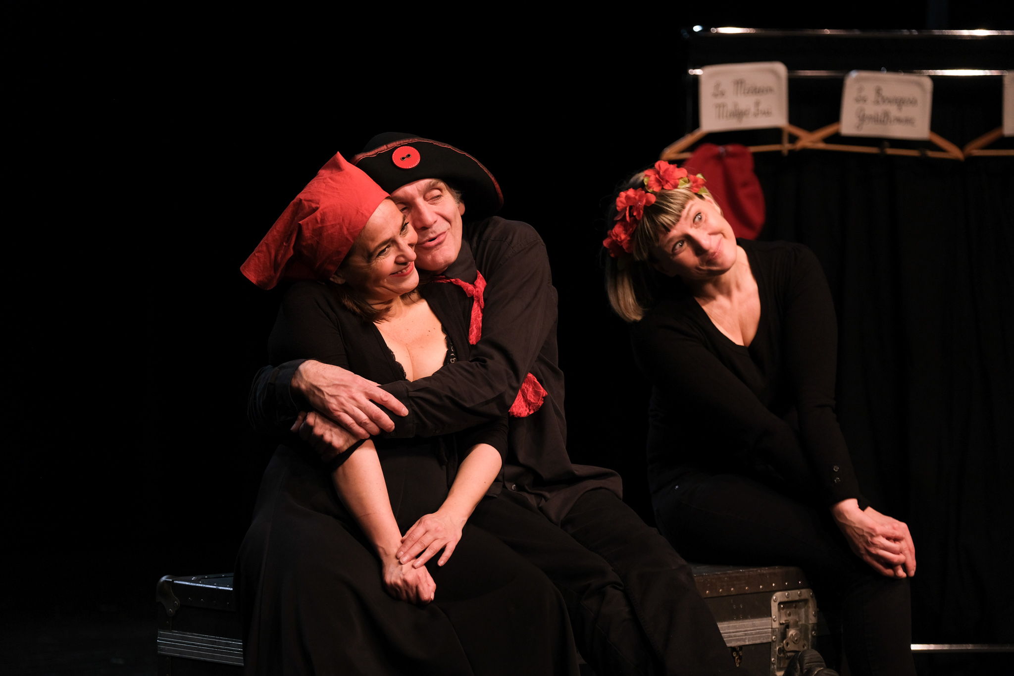 Photo issue d'une représentation de la pièce "Molière et Racine, morts ou vifs ?", montrant trois personnages dans une situation de marivaudage.